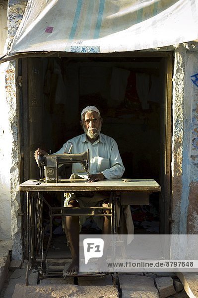 Mann Maschine Dorf Indianer Rajasthan nähen