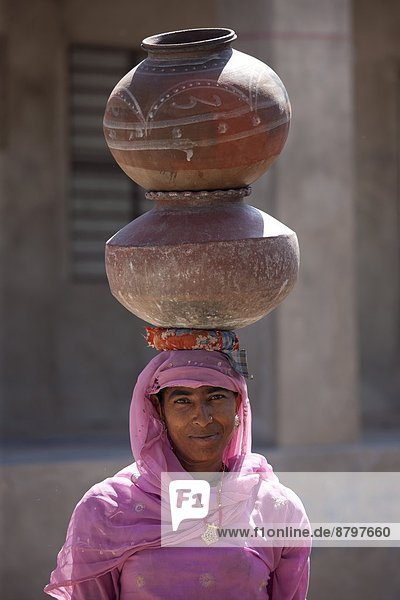 Wasser Frau Dorf Indianer Ziehbrunnen Brunnen Schönheit Rajasthan Sari