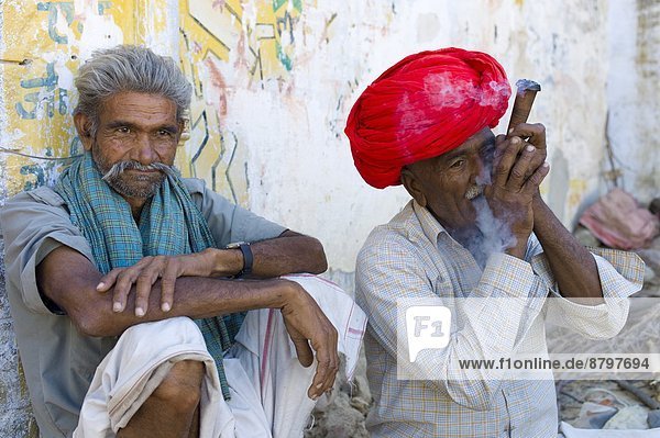 sitzend  Mann  Tradition  Rauch  Kleidung  Dorf  Indianer  Lehm  Freund  Rajasthan