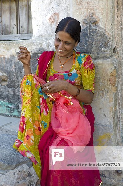 Interior zu Hause Braut Indianer jung Lebensphase Hinduismus Mädchen 20 Ortsteil Rajasthan nähen Schleier