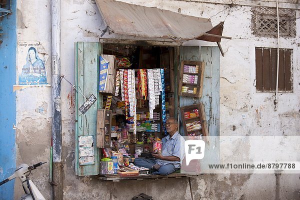 sitzend Fenster Lebensmittel Stadt Tabak Laden alt Rajasthan Udaipur