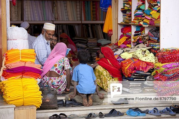 Kleidung  Stadt  kaufen  Indianer  Kind  alt  Rajasthan  Udaipur