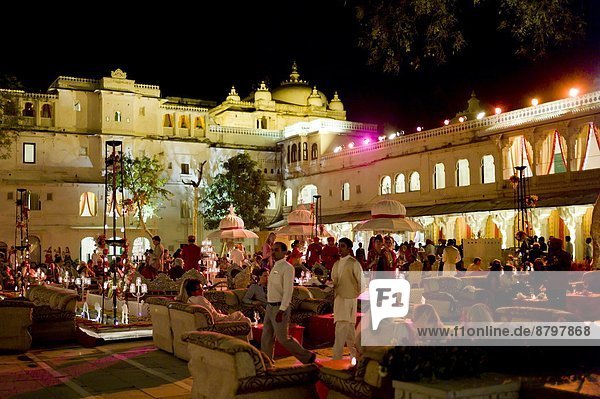 Fest  festlich  Party  Großstadt  Palast  Schloß  Schlösser  Festival  Hinduismus  Bankett  Innenhof  Hof  Indien  Rajasthan  Udaipur
