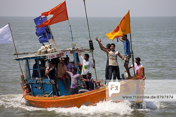 Farbaufnahme  Farbe  Mann  Fest  festlich  Reise  Boot  jung  zeigen  Festival  Hinduismus  Bombay  Indien  indische Abstammung  Inder