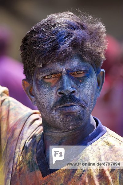 Farbaufnahme Farbe Mann Fest festlich Gesichtspuder bemalen Festival Hinduismus schmutzig Bombay Indien indische Abstammung Inder Maharashtra