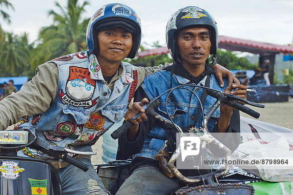 Mann  Helm  Küste  Urlaub  Besuch  Treffen  trifft  jung  Kickboard  Südostasien  Asien  Indonesien  Java  Süden