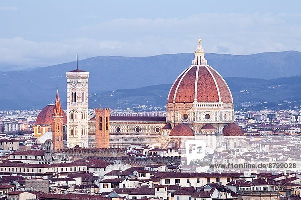 Kuppel  hoch  oben  beleuchtet  Europa  über  Großstadt  Geschichte  Ansicht  Kathedrale  David von Michelangelo  UNESCO-Welterbe  Florenz  Basilika  Kuppelgewölbe  Italien  Toskana