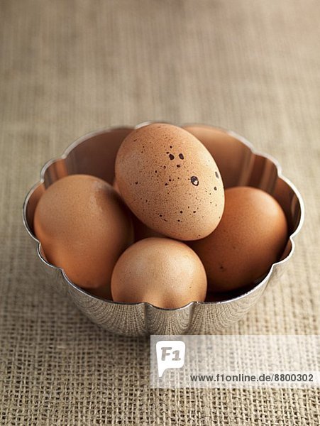 Braune Eier in einer Metallschale