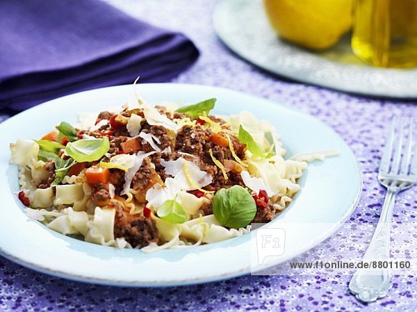 Nudeln mit Sauce Bolognese