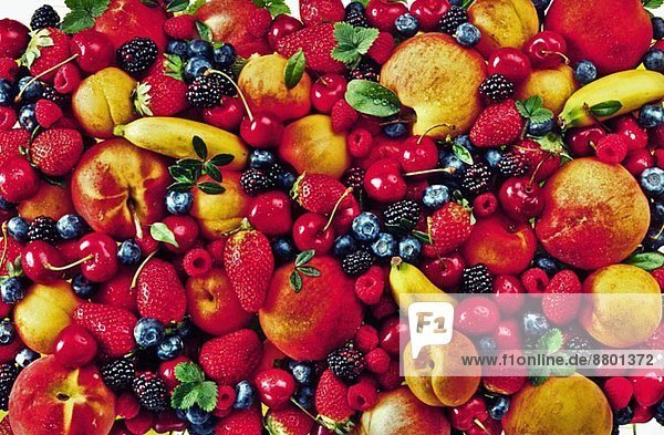 Viele verschiedene Früchte und Beeren (bildfüllend)