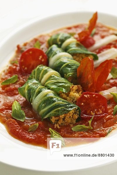 Gefüllter Mangold mit Couscous auf Tomatenragout