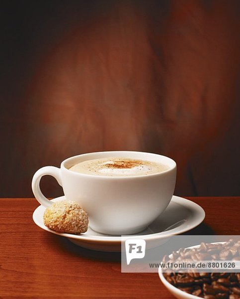 Cappuccino  Amaretti und Kaffeebohnen