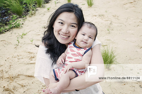 Mutter mit Kleinkind im Freien  Portrait