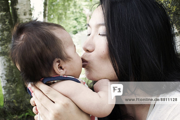 Mutter küsst Kindersohn