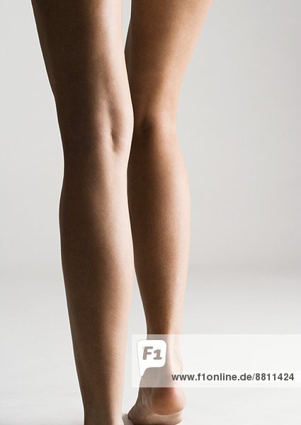 Die nackten Beine der Frau  Rückansicht