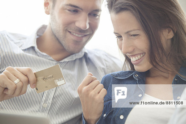 Paar mit Kreditkarte online einkaufen