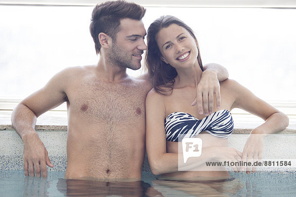 Junges Paar im Pool zusammen  Portrait