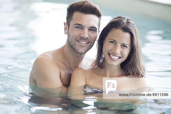 Junges Paar im Pool zusammen  Portrait