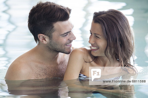 Paar im Pool zusammen