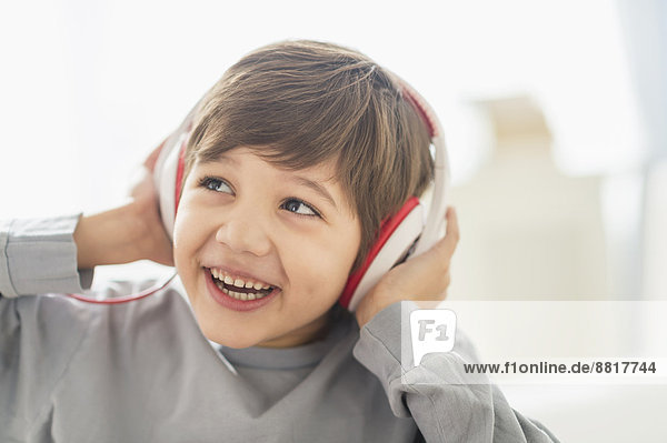 zuhören  Junge - Person  Kopfhörer  Hispanier