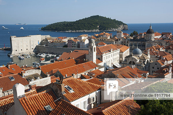 View from the city wall over the historic town centre towards the island of Lokrum  Dubrovnik  Dalmatia  Croatia