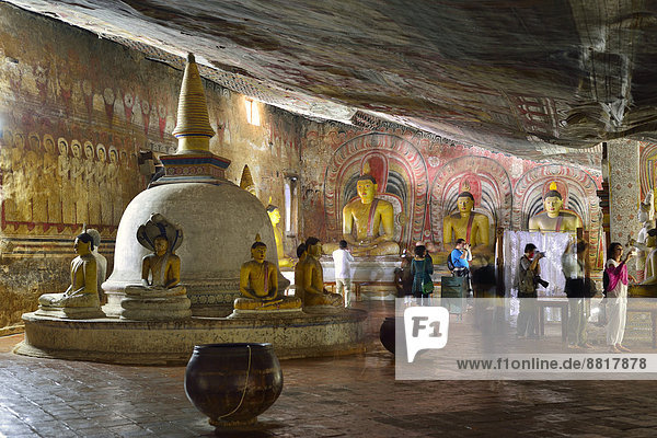 Stupa  Buddhastatuen und Wandmalereien in einem der Höhlentempel des Goldenen Tempels  UNESCO Weltkulturerbe  Dambulla  Zentralprovinz  Sri Lanka