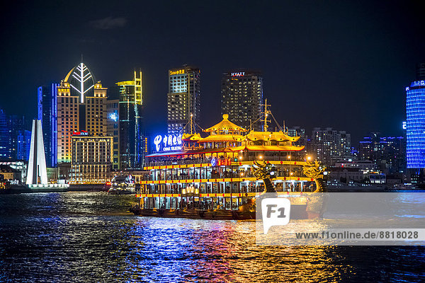Beleuchtetes Drachenboot  Ausflugsschiff am Huangpo vom Bund  hinten Hyatt at the Bund  bei Nacht  Shanghai  China