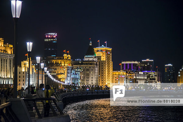 Promenade at the Huangpu River at night  at the back neo-classical buildings  the Bank of China  City Hall  the Peace Hotel  The Bund  Shanghai  China