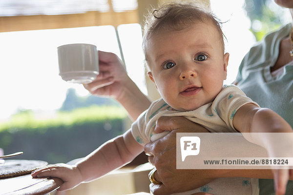 Europäer  halten  Mutter - Mensch  Baby  Frühstück