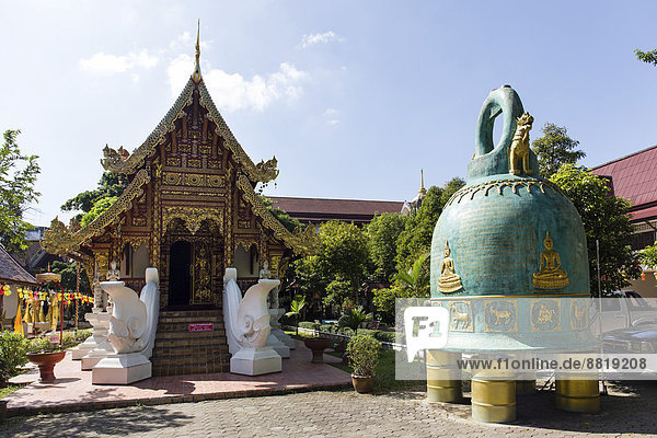 Wat Phrah Singh  riesige Glocke vor dem Tempel  Chiang Rai  Provinz Chiang Rai  Nordthailand  Thailand