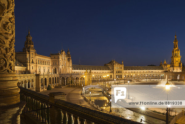 Plaza de España  beleuchtet bei Nacht  Sevilla  Andalusien  Spanien