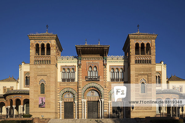 Der Mudéjar-Pavillon mit dem Volkskundemuseum  Sevilla  Andalusien  Spanien
