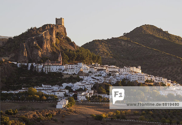 Palast Schloß Schlösser Stadt weiß Andalusien unterhalb maurisch Spanien