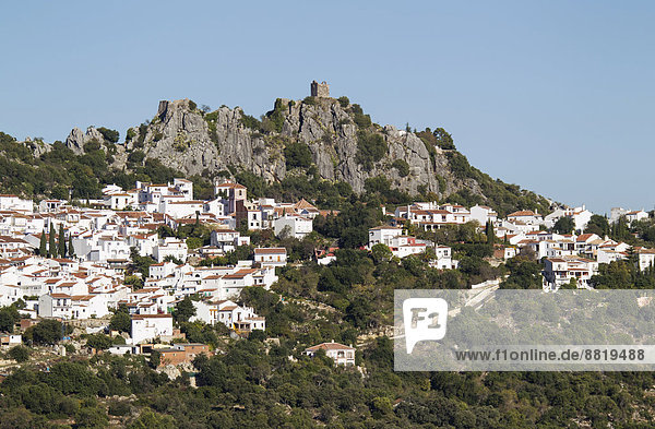 Das weiße Dorf Gaucín unterhalb einer maurischen Festung  Provinz Málaga  Andalusien  Spanien
