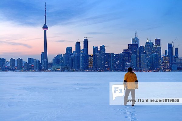 Skyline  Skylines  Schnee  Winter  Mann  Frische  gehen  Großstadt  See  gefroren  Ontario  Toronto