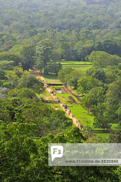 Ausblick von oben auf die unteren Ruinen der Festung am Löwenfelsen UNESCO Weltkulturerbe Sigiriya Zentralprovinz Sri Lanka