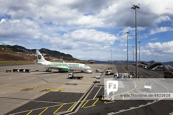 Flugzeug der Germania Airlines auf dem Rollfeld  Flughafen Funchal  Insel Madeira  Portugal