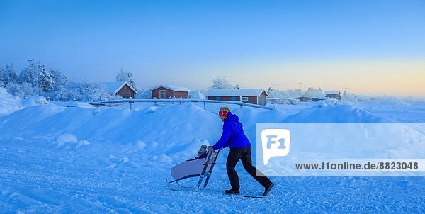 nahe  Frau  schieben  bauen  Winter  Lappland  Jukkasjarvi  Baby  Schlitten  Schnee  Schweden  Jahr