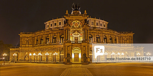 Dresden Deutschland Sachsen Theaterplatz bei Nacht
