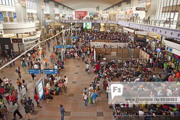 Passagiere im Bahnhof Park Station  Johannesburg  Gauteng  Südafrika