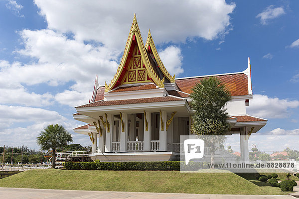 Pavillon im Thai-Stil an der Stadtsäule  Sao Lak Mueang  Thung Sri Muang Park  Udon Thani  Isan oder Isaan  Thailand
