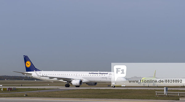 'Der Lufthansa-Regionaljet ''Marktl''  Typ Embraer Emb-195-200LR  Flughafen München  München  Oberbayern  Bayern  Deutschland'