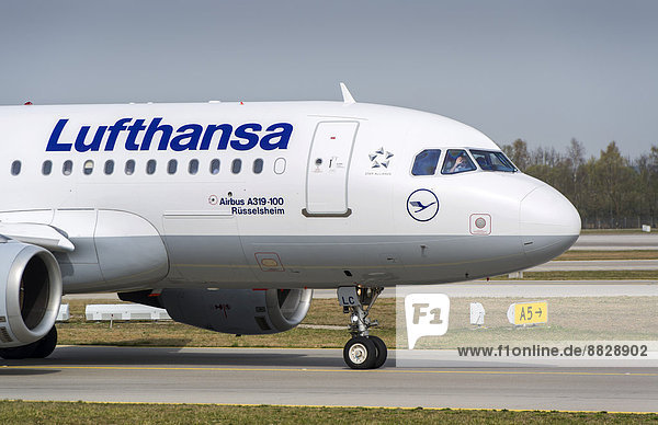 'Lufthansa Airbus A320-200 ''Troisdorf''  winkender Pilot  Flughafen München  München  Oberbayern  Bayern  Deutschland'