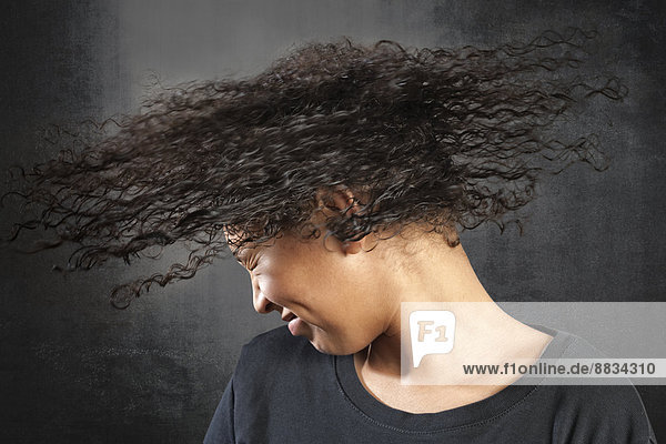 Porträt eines jungen Mädchens  das Haare wirft.