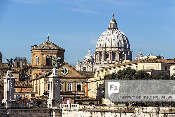 Italien  Rom  Petersdom von der Ponte Sant'Angelo aus gesehen