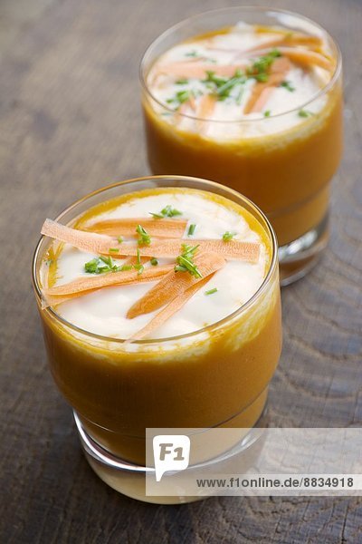 Karotten-Orangensuppe mit Soja-Joghurt