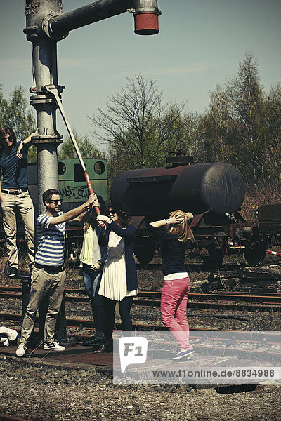 Fünf Freunde  die sich auf dem alten Bahngelände amüsieren.