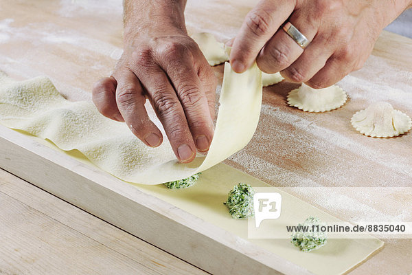 Herstellung von hausgemachten Tortelloni mit Spinat-Ricotta-Füllung  Nahaufnahme