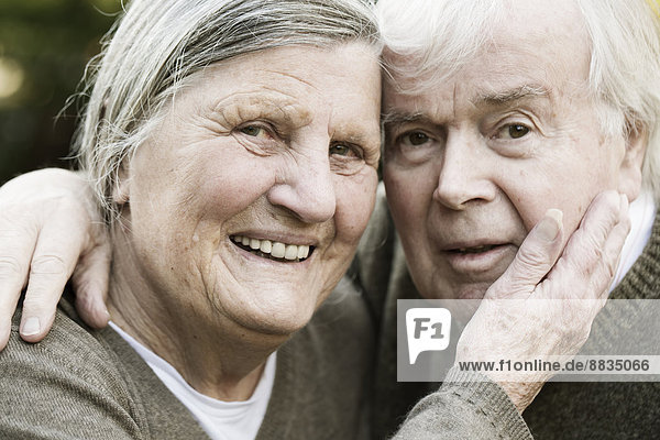 Porträt eines lächelnden Seniorenpaares von Kopf bis Fuß
