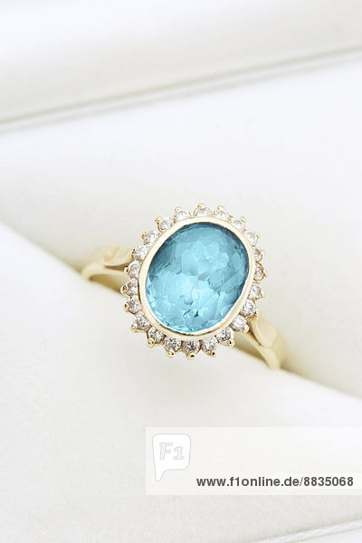 Goldring mit blauem Topas und Diamanten im Schmuckkästchen